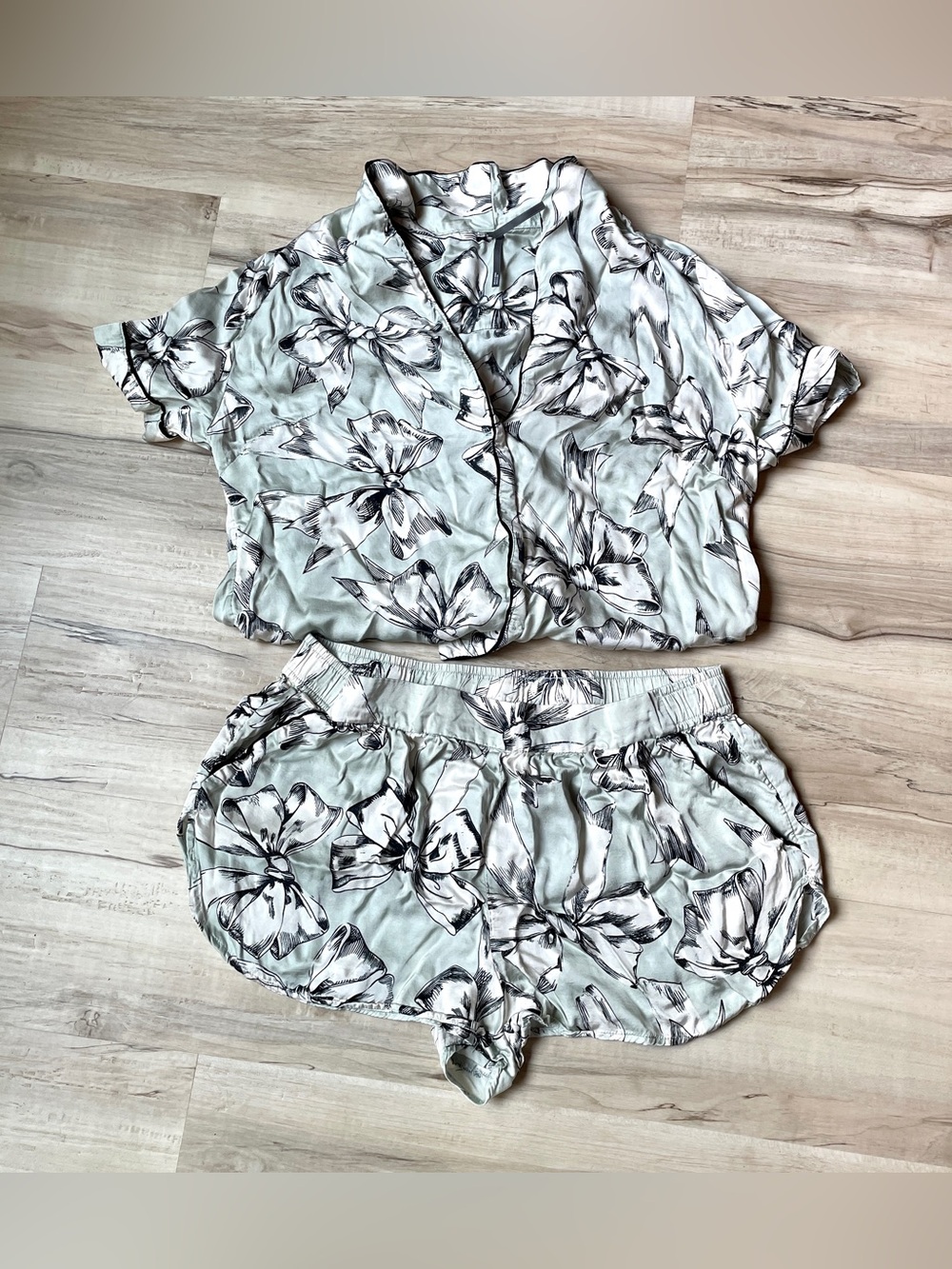 Anthropologie Mint Green Floral Satin Sleep Set Bow pattern, size medium